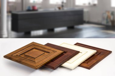 Beyaz mutfak tezgahına Ahşap mutfak dolapları kapı dizilmiş lüks