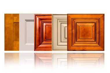 Modern, geleneksel ve çağdaş ahşap kapı tarzı mutfak ve banyo dolapları için. beyaz yüzey ve beyaz arka plan üzerinde 3D Görünüm.