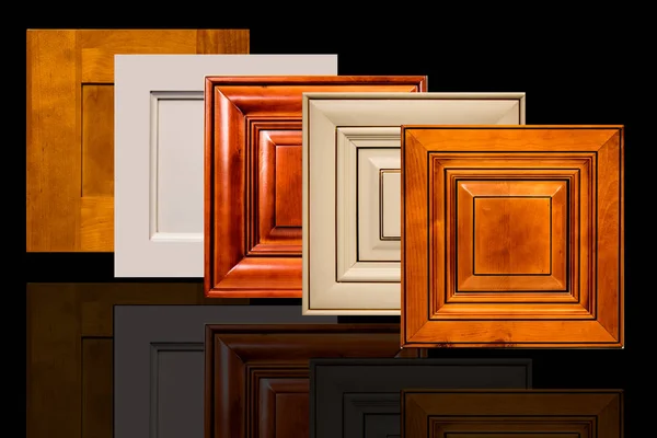 Modernas puertas de gabinete de cocina de madera . — Foto de Stock