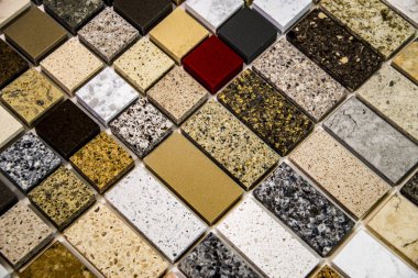 Renkli taş bir mutfak kullanılan farklı boyutlarda örnekleri counter tops. Granit, kuvars ve mermer mutfak tezgahı