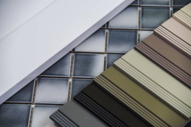 Modern mutfak dolapları ve tezgah seçime yer karoları 