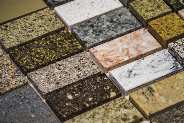Verschiedene steinerne Farbmuster für Küchenarbeitsplatten, Granit, Marmor und Quarz in verschiedenen Farben. braun, grau, dunkel, weiß und schwarz. — Stockfoto