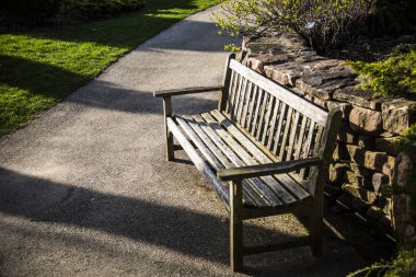 Çakıl yol üzerinde dinlenme Park bankında.