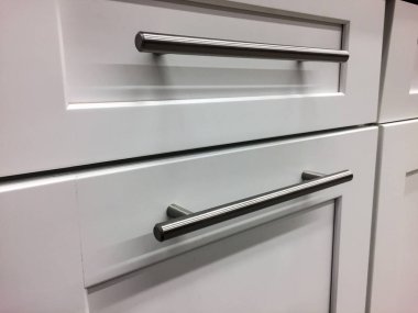 Yeni mutfak dolap yakın çekim.