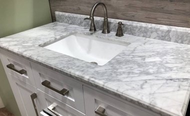 Granit tezgah ve beyaz dikdörtgen lavabo ile banyo vanity