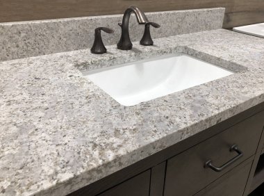 Granit tezgah ve beyaz dikdörtgen lavabo ile banyo vanity