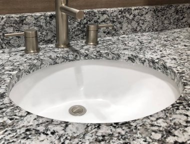 Modern bir banyo granit tezgah