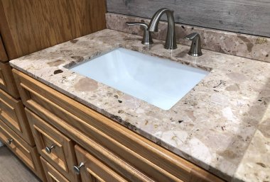Modern bir banyo granit tezgah