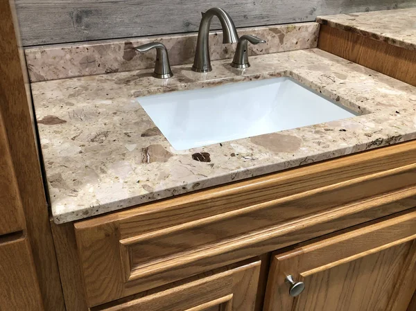 Granit tezgah ve beyaz dikdörtgen lavabo ile banyo vanity