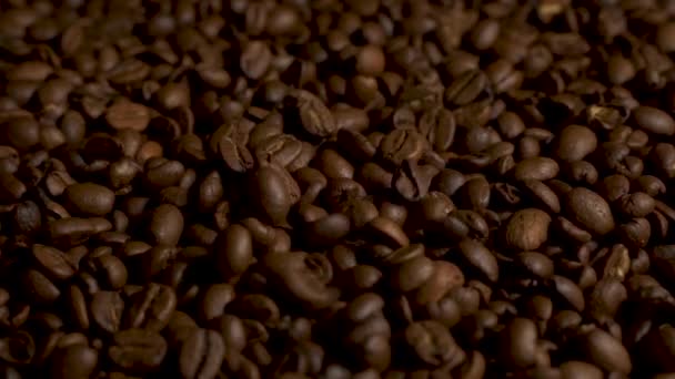 Kavrulmuş Kahve Çekirdekleri Dönüyor Kahve Çekirdekleri Ağır Çekimde Düşüyor — Stok video