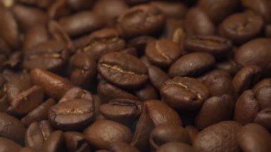 Kavrulmuş kahve çekirdeklerini dumanla döndür..