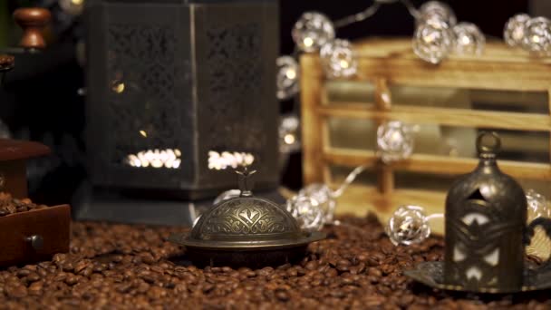 咖啡研磨机里装满了烤咖啡豆 灯光的背景 — 图库视频影像