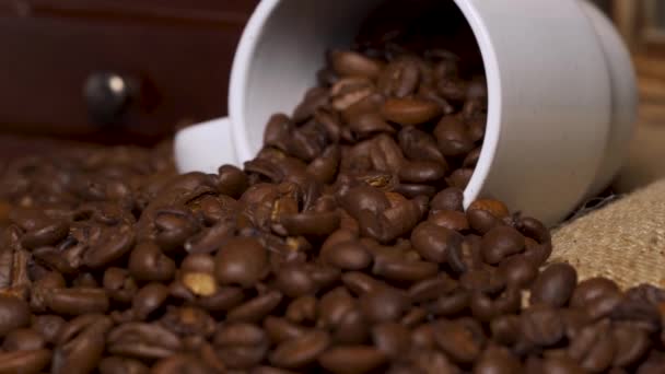Kaffeebohnen Und Weiße Kaffeetasse — Stockvideo