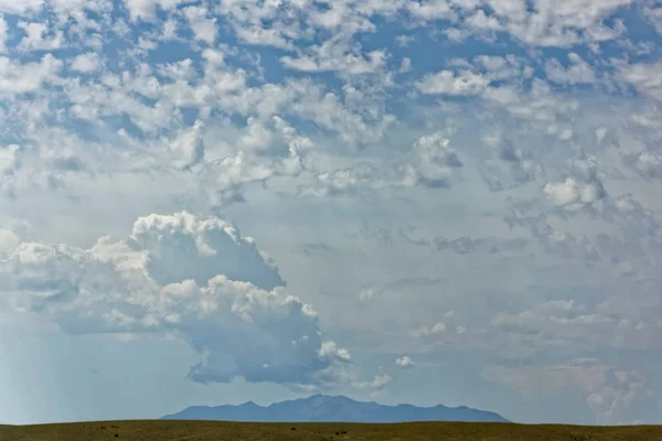 Uzak dağ pusuya yatıyor — Stok fotoğraf