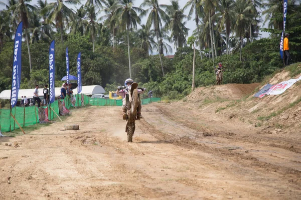 Motorcross piloto com nível de ação na roda dianteira — Fotografia de Stock