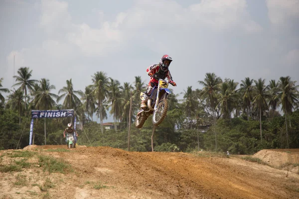 Motorcross riders saltar —  Fotos de Stock
