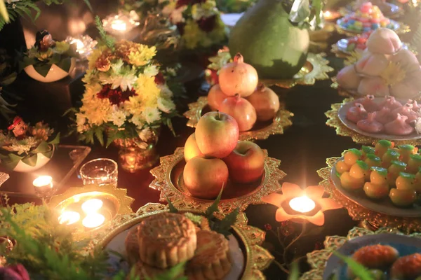 在桌上的食物在月亮祈祷节祈祷 — 图库照片