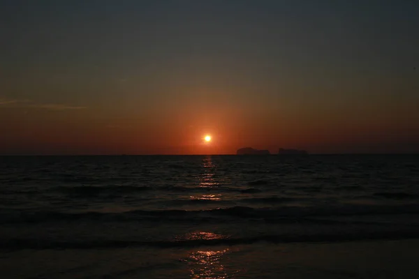 Günbatımı ve beach Koh Sukorn Island Palian Trang - Thail — Stok fotoğraf