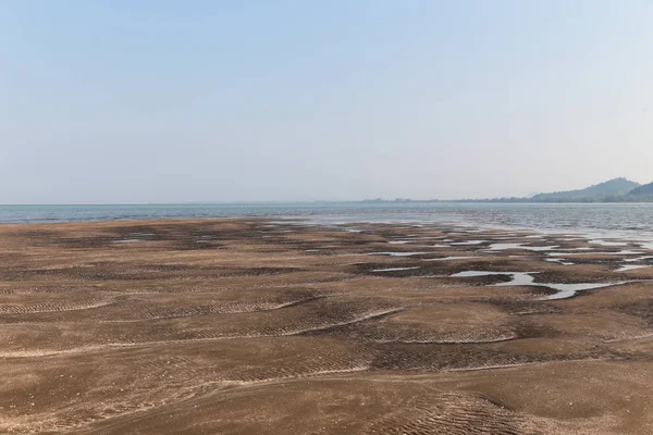 Praia no mar quando a água para baixo — Fotografia de Stock