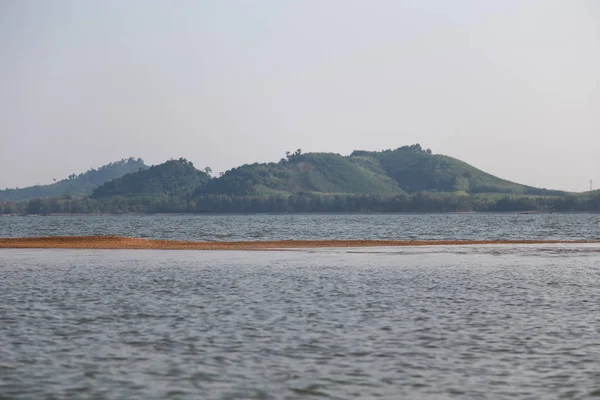 Пляж в море коли вода вниз — стокове фото