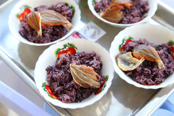 Peixe salgado frito com arroz preto pegajoso — Fotografia de Stock