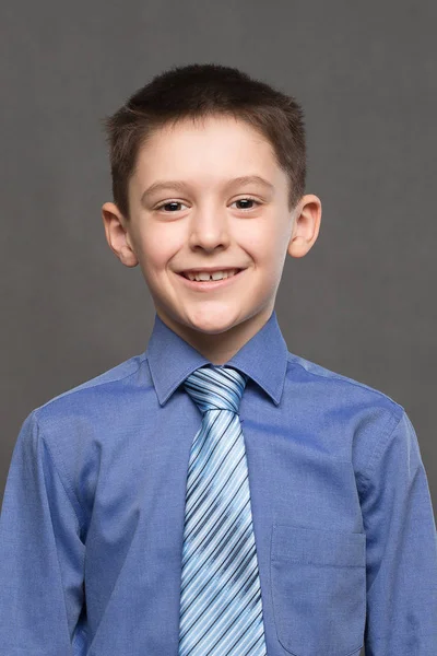 Porträtt av en skolpojke — Stockfoto