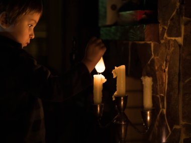 Küçük şirin çocuk Mumluk mum dışarı darbeler. Konsept fotoğraf vintage, evim güzel evim, dünya, eğitim, Orijinallik Sertifikası bilgisi.