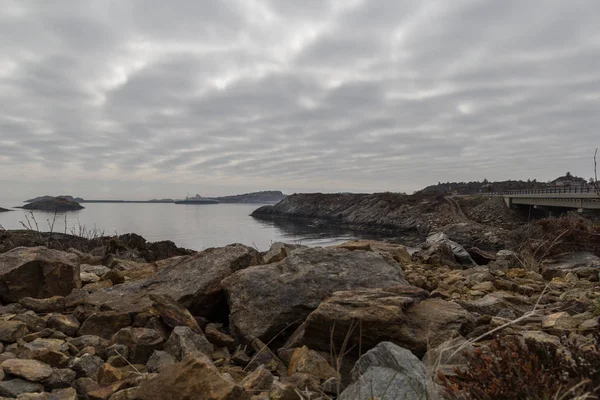 Krajobraz skandynawski charakter, skalistym brzegu jeziora, pochmurnego nieba — Zdjęcie stockowe