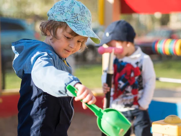 Divertido lindo bebé feliz jugando en el patio. La emoción de la felicidad, la diversión, la alegría. Sonrisa de un hild? . — Foto de Stock