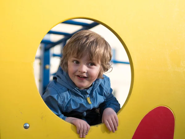 Divertido lindo bebé feliz jugando en el patio. La emoción de la felicidad, la diversión, la alegría. Sonrisa de un hild? . — Foto de Stock