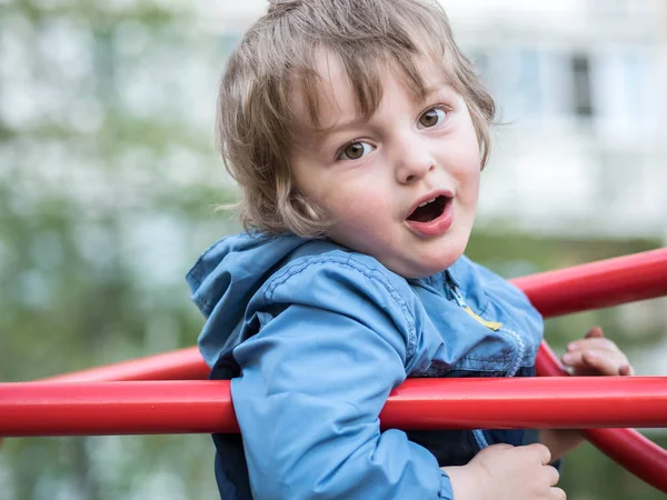 Divertido lindo bebé feliz jugando en el patio. La emoción de la felicidad, la diversión, la alegría. Sonrisa de un hild? . — Foto de Stock