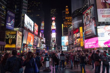 New York, ABD - Nisan 2013: Times Square, kalabalık bir turist, ışıklı reklam.