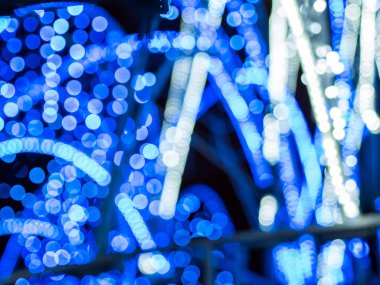 Arka plan, ampulleri bir Noel ağacı üzerinde gelen hafif bulanıklık.