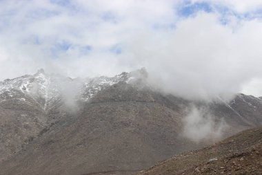 cazip dağ manzarası ve bulutlar