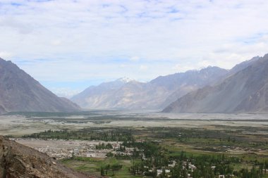 cazip dağ manzarası ve bulutlar