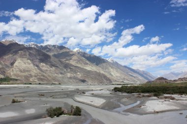 cazip dağ manzarası ve bulutlar