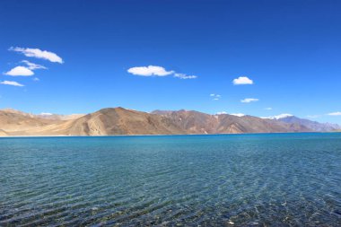 Soğuk Dağ Gölü ve mavi gökyüzü