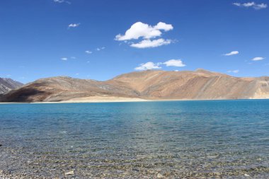 göl ve dağ manzarası