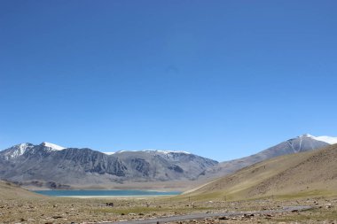 göl ve dağ manzarası