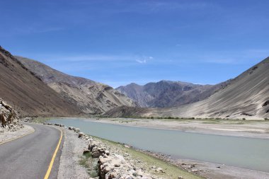 cazip dağ manzarası ve bulutlar