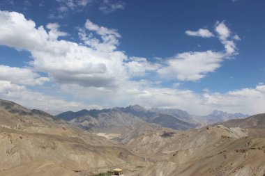 cazip dağ manzarası ve bulutlar