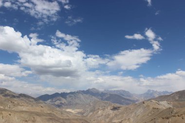 cazip dağ manzarası ve bulutlar