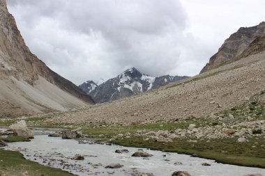 soğuk nehir ve yeşil çayır 