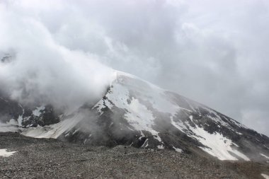 cazip dağ manzarası ve bulutlar