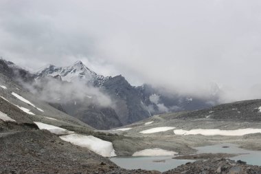 cazip dağ manzarası ve bulutlar
