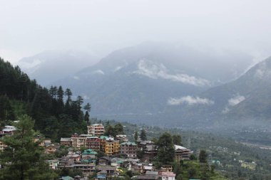 muhteşem dağ manzarası ve bulutlar