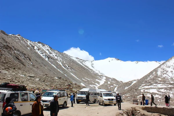 Los coches se deben al colapso de la carretera de montaña — Foto de Stock