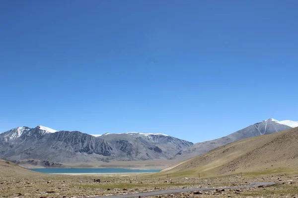 Paisaje de montaña y lago — Foto de Stock