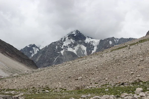 Tentador paisaje de montaña y nubes — Foto de Stock