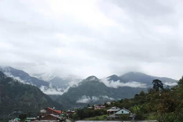 华丽的山景观和云 — 图库照片